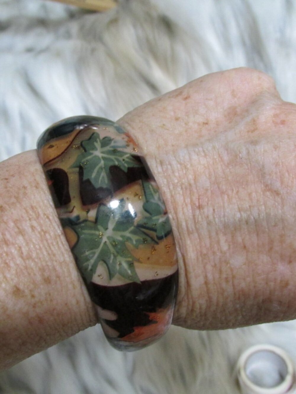 HW123-Acrylic Slip-on Fall Leaves Bracelet